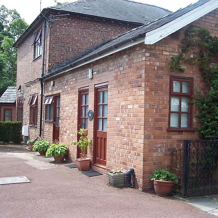 Butterfly Guest House Cheadle  Exteriör bild
