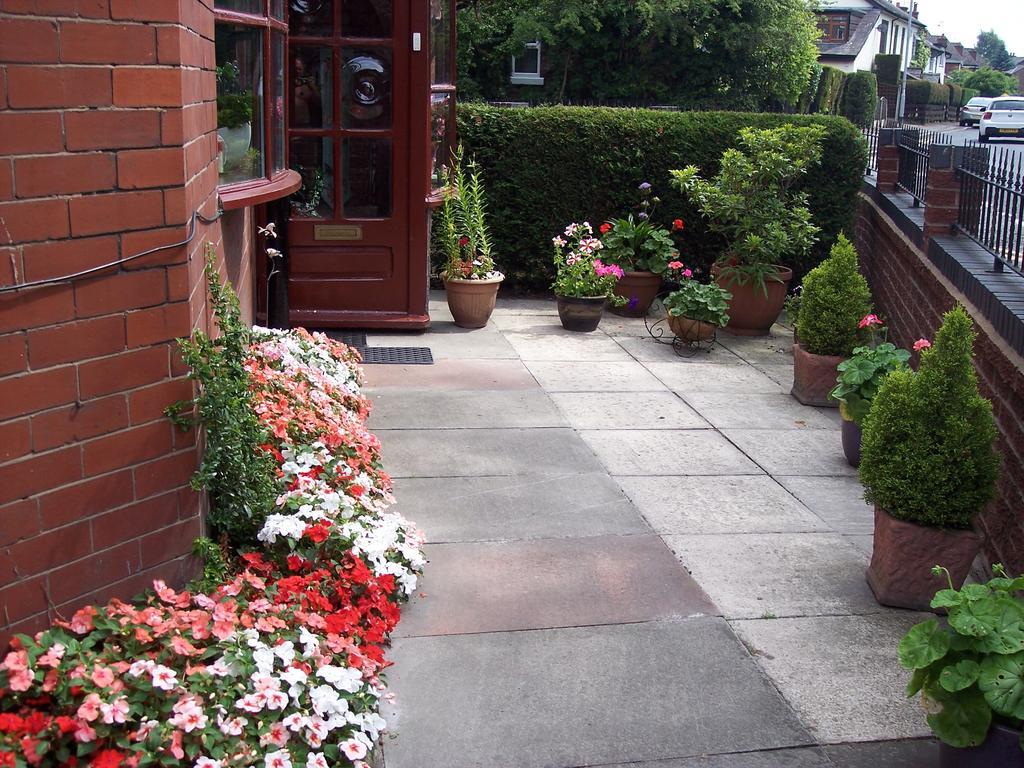 Butterfly Guest House Cheadle  Exteriör bild